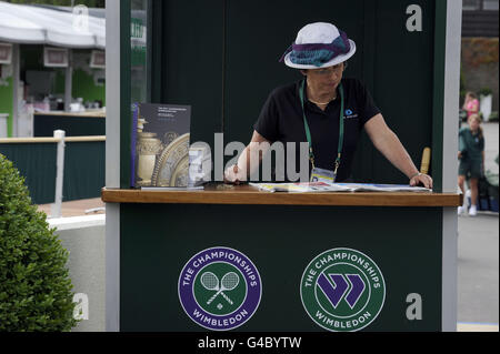 Tennis - Wimbledon Championships 2011 - erster Tag - All England Lawn Tennis und Croquet Club. Ein Programmverkäufer am ersten Tag der Wimbledon Championships 2011 im All England Lawn Tennis Club, Wimbledon. Stockfoto