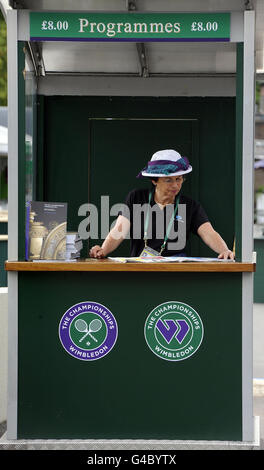 Ein Programmverkäufer am ersten Tag der Wimbledon Championships 2011 im All England Lawn Tennis Club, Wimbledon. Stockfoto