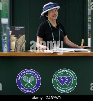 Tennis - Wimbledon Championships 2011 - erster Tag - All England Lawn Tennis und Croquet Club. Ein Programmverkäufer am ersten Tag der Wimbledon Championships 2011 im All England Lawn Tennis Club, Wimbledon. Stockfoto