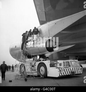 Es werden Männer gezeigt, die an einem der Hafentriebwerke des riesigen Jumbo-Jets Boeing 747 arbeiten, das als erstes seiner Art am Flughafen Heathrow landete. Das Flugzeug kam wegen eines Motorwechsels und eines "Staus" am John F. Kennedy Airport, New York, drei Stunden zu spät an. Passagiere auf dem Panamerikanischen Flug waren Mitarbeiter der Fluggesellschaft und einige Familien und Beamte der amerikanischen Luftfahrtbehörde. Stockfoto
