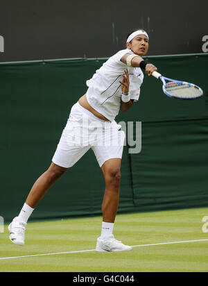 Akgul Amanmuradova aus Usbekistan im Einsatz gegen die USA Venus Williams am ersten Tag der Wimbledon Championships 2011 im all England Lawn Tennis and Croquet Club, Wimbledon. Stockfoto