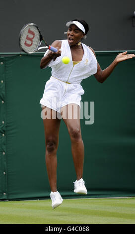 Die US-Amerikanerin Venus Williams im Einsatz gegen Akgul Amanmuradova während des ersten Tages der Wimbledon Championships 2011 im all England Lawn Tennis and Croquet Club, Wimbledon. Stockfoto