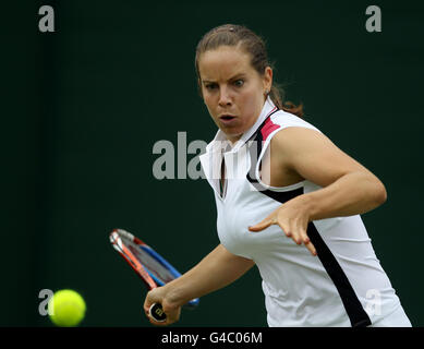 Die britische Katie O'Brien im Einsatz gegen die japanische Kimiko Date-Krumm während der Wimbledon Championships 2011 beim all England Lawn Tennis and Croquet Club in Wimbledon. Stockfoto