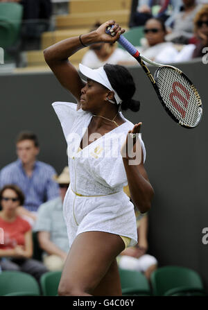 Die US-Amerikanerin Venus Williams im Einsatz gegen Akgul Amanmuradova während des ersten Tages der Wimbledon Championships 2011 im all England Lawn Tennis and Croquet Club, Wimbledon. Stockfoto