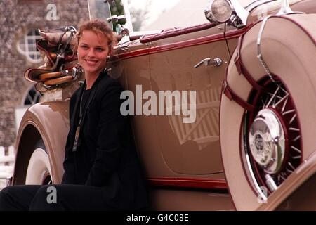 Supermodel Eva Herzigova sitzt neben einem Chrysler CG Imperial während ihres Besuchs im Brooklands Chrysler Drivers Club beim Goodwood Festival of Speed auf dem Gelände des Goodwood House in West Sussex heute (Sonntag). Foto von Rosie Hallam/PA Stockfoto