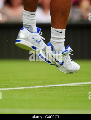 Ein Blick auf Rafael Nadals Trainer, der während der Wimbledon Championships 2011 beim all England Lawn Tennis and Croquet Club in Wimbledon springt. Stockfoto