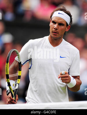 Der Spanier Rafael Nadal feiert im Wimbledon 2011 im all England Lawn Tennis and Croquet Club, Wimbledon, gegen den US-Amerikaner Michael Russell. Stockfoto