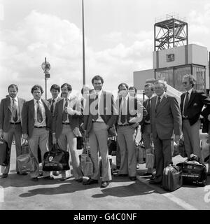 Mitglieder der australischen Cricket-Mannschaft am Flughafen vor dem Centenary Test-Spiel gegen England. Stockfoto