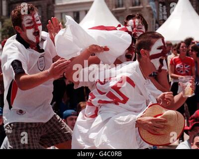 Englische Fans feiern heute (Montag) Englands erstes Tor gegen Tunesien, während sie das Spiel auf einer großen Leinwand in Bordeaux mit schottischen Fans sehen. Foto von Stefan Rousseau/PA Stockfoto