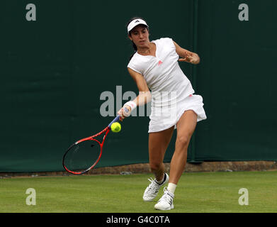 Die US-Amerikanerin Christina McHale in Aktion während ihres Spiels gegen die russische Jekaterina Makarova am ersten Tag der Wimbledon Championships 2011 beim all England Lawn Tennis and Croquet Club in Wimbledon. Stockfoto