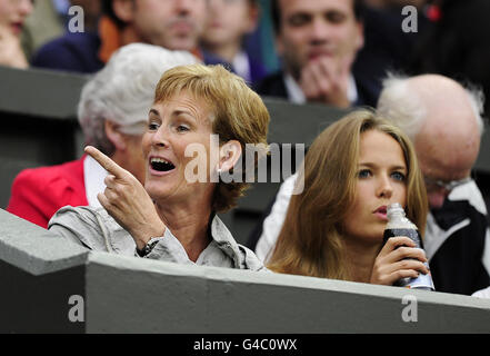 Judy, die Mutter des britischen Andy Murray sitzt mit seiner Freundin Kim Sears, während er während der Wimbledon Championships 2011 im all England Lawn Tennis and Croquet Club in Wimbledon gegen den spanischen Daniel Gimeno-Traver spielt. Stockfoto