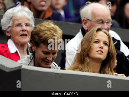 Kim Sears, die Freundin des britischen Andy Murray und seiner Mutter Judy Murray, nimmt ihren Platz auf dem Center Court ein, um sein Spiel gegen den spanischen Daniel Gimeno-Traver während der Wimbledon Championships 2011 im all England Lawn Tennis and Croquet Club in Wimbledon zu sehen. Stockfoto