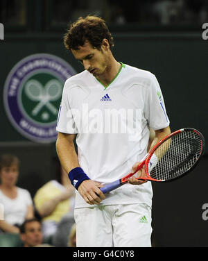 Der Großbritanniens Andy Murray reagiert in seinem Spiel gegen den Spanier Daniel Gimeno-Traver während der Wimbledon Championships 2011 beim all England Lawn Tennis und Croquet Club in Wimbledon. Stockfoto