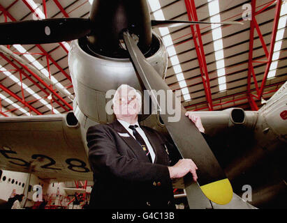 Ehemaliger R.A.F.-Pilotflug Leutnant Geoffrey Boston posiert durch den Propeller der Handley Page 'Hastings' C1 Flugzeuge, die er während der Berliner Luftbrücke 1948 flog. Stockfoto