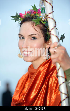 Druid Tia Daisy, 25, aus Seattle, als Nachtschwärmer den Sonnenaufgang der Sommersonnenwende in Stonehenge, Wiltshire, beobachten. Stockfoto