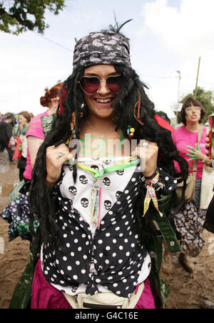 Eine Frau zeigt ihr bemaltes Oxfam-Schild beim Glastonbury Festival in Somerset. Stockfoto