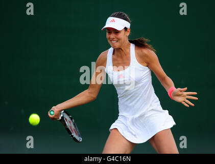 Die serbische Ana Ivanovic im Kampf gegen die griechische Eleni Daniilidou am vierten Tag der Wimbledon-Meisterschaften 2011 im All England Lawn Tennis and Croquet Club, Wimbledon. Stockfoto