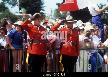 Die Royal Canadian Mounted Police (Mounties) grüßt den Prinzen und die Prinzessin von Wales während ihres Besuches in Halifax, Kanada. Stockfoto