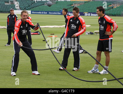 Cricket - International Twenty20 - England - Sri Lanka - England Netze Sitzung - Tag eins - der County Boden. Der englische Stuart Broad (links) während der Nets-Sitzung auf dem County Ground, Gloucestershire. Stockfoto