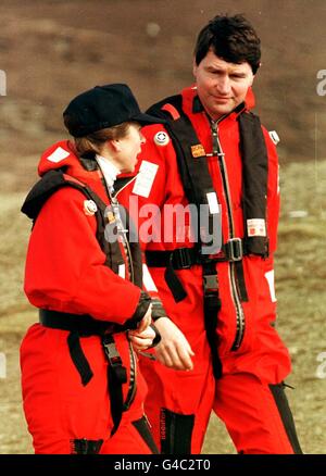 PA NEWS PHOTO 31/3/98 die Prinzessin Royal kommt heute (Dienstag) mit ihrem Mann, Captain Timothy Laurence, mit dem Hubschrauber auf Fair Isle an. Als Patronin des Northern Lighthouse Board besuchte sie den South Lighthouse auf der Insel, den letzten bemannten Leuchtturm in Schottland. Das Northern Lighthouse Board hat sein Automatisierungsprogramm abgeschlossen, das die über 200-jährige Tradition der Lichtführung beendet. Foto von Chris Bacon/PA Stockfoto