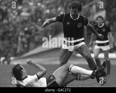 PA-NEWS FOTO 25.05.85 ENGLAND MARK HATELEY AN DEN FÜßEN VON GRAEME SOUNESS, SCHOTTISCHEN ANGRIFF IN SCHOTTLAND VS ENGLAND LÄNDERSPIEL IM HAMPDEN PARK, GLASGOW FÜHRTE Stockfoto