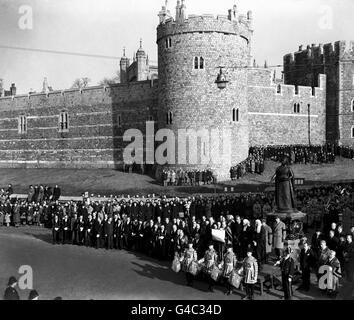 Unter dem Blick einer Statue von Königin Victoria und den Wällen von Windsor Castle wird Königin Elizabeth II. In Windsor ausgerufen. Die Beitrittserklärung wurde an drei Punkten in Windsor verlesen. Stockfoto