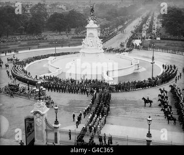 König George V und Queen Mary kommen nach der Krönung wieder am Buckingham Palace an. Stockfoto