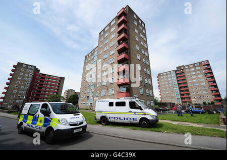 Polizei in Lindsey Mount Flats in Leeds, wo gestern ein 6-jähriger Junge in den Tod fiel. Stockfoto