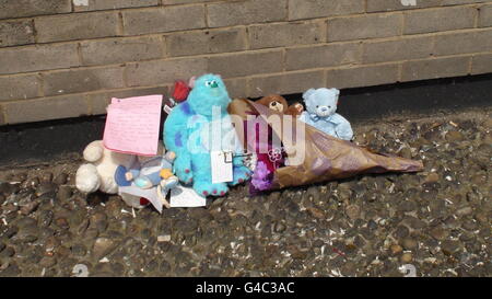 Florale und schriftliche Ehrungen wurden in Lindsey Mount Flats in Leeds hinterlassen, wo gestern ein 6-jähriger Junge in den Tod fiel. Stockfoto