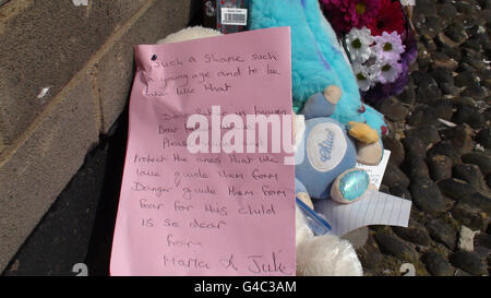 Florale und schriftliche Ehrungen wurden in Lindsey Mount Flats in Leeds hinterlassen, wo gestern ein 6-jähriger Junge in den Tod fiel. Stockfoto