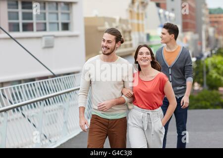 -MODELL VERÖFFENTLICHT. Drei junge Freunde zu Fuß. Stockfoto