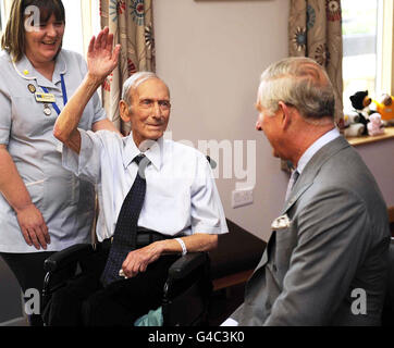 Der Prinz von Wales, der auch als Herzog von Rothesay in Schottland bekannt ist, trifft Patrick Hanlon, der unter dem Kommando von Lord Mountbatten stand, während eines Besuchs im neuen Marie Curie Hospice in Springburn, Glasgow, das er offiziell eröffnet hat. Stockfoto