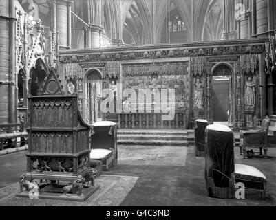 König Edward's Chair, oder der Krönungsstuhl, der Thron, auf dem der britische Monarch für die Krönung am Hochaltar in Westminster Abbey sitzt. Es wurde 1296 von König Edward I. in Auftrag gegeben, den Krönungsstein von Schottland, den er von den Schotten gefangen genommen hatte, zu enthalten, der als Stein des Scone bekannt ist Stockfoto