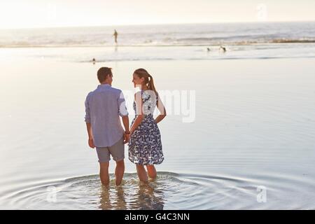 -MODELL VERÖFFENTLICHT. Paar Paddeln im Meer. Stockfoto