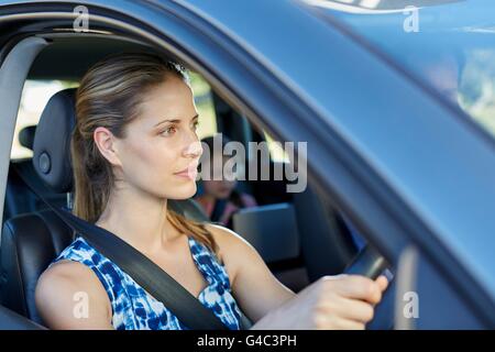 -MODELL VERÖFFENTLICHT. Junge Frau fahrendes Auto. Stockfoto