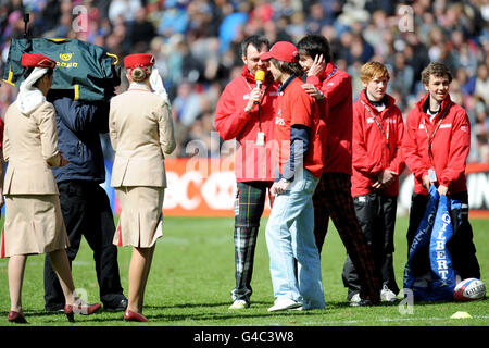 Rugby Union - Emirates Airline Edinburgh Sevens - Tag Zwei - Murrayfield Stadium. Emirates Wettbewerb auf dem Spielfeld während der Emirates Airline Edinburgh Sevens im Murrayfield Stadium, Edinburgh. Stockfoto