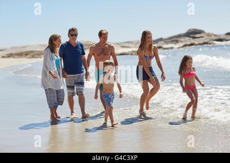-MODELL VERÖFFENTLICHT. Drei-Generationen-Familie zu Fuß am Strand.