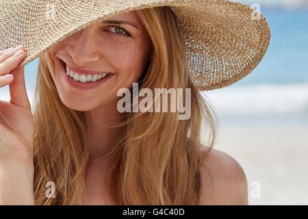 -MODELL VERÖFFENTLICHT. Junge Frau trägt einen Sonnenhut, Porträt. Stockfoto