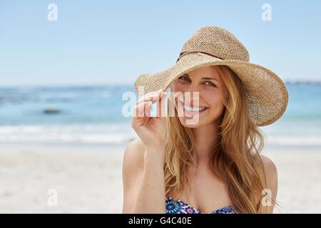 -MODELL VERÖFFENTLICHT. Junge Frau trägt einen Sonnenhut, Porträt. Stockfoto