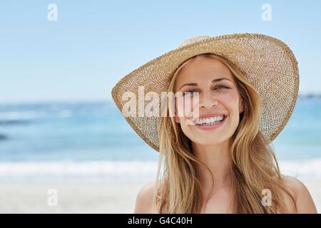 -MODELL VERÖFFENTLICHT. Junge Frau trägt einen Sonnenhut, Porträt. Stockfoto