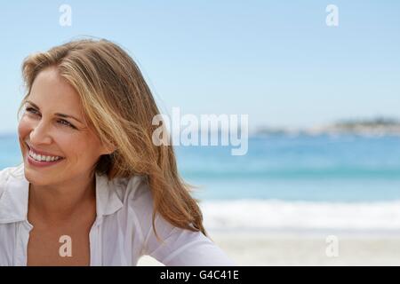 -MODELL VERÖFFENTLICHT. Junge Frau mit blonden Haaren, Lächeln, Porträt. Stockfoto