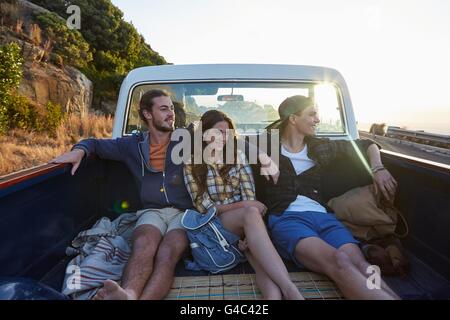 -MODELL VERÖFFENTLICHT. Junge Freunde in abholen LKW. Stockfoto