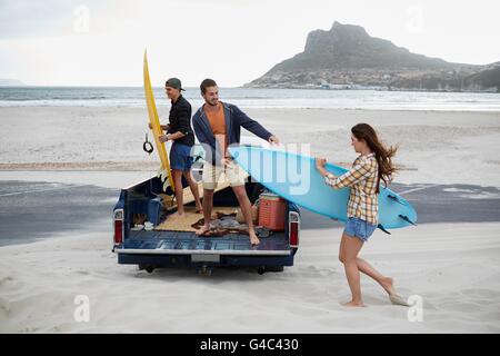-MODELL VERÖFFENTLICHT. Junge Frau mit Surfbrett am Strand. Stockfoto