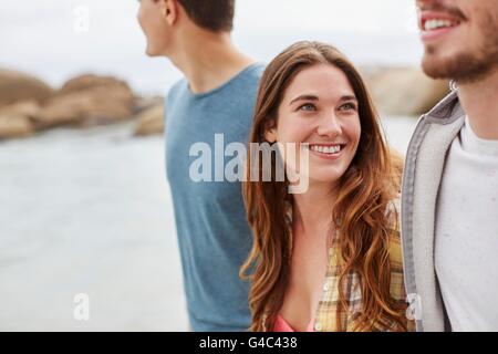 -MODELL VERÖFFENTLICHT. Junge Frau mit braunen Haaren, lächelnd. Stockfoto