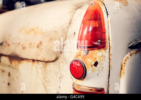 Rückansicht des alten Auto mit gerissenen Rücklicht abgedeckt mit Web aufgegeben. Farbe-toning Effekt angewendet. Stockfoto