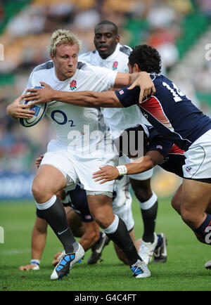 Rugby Union - Churchill Cup - England Sachsen gegen USA - Franklin's Gardens. Jordan Crane (links) von England Saxons und Mile Pulu von den USA während des Churchill Cup-Spiels in Franklin's Gardens, Northampton. Stockfoto