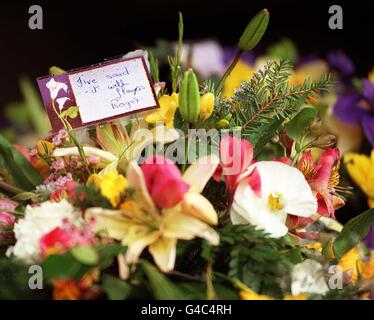 Ein Blumenstrauß mit der Botschaft "Ich habe es mit Blumen gesagt", die James Bond-Schauspieler Roger Moore heute (Freitag) zum Begräbnis seiner ehemaligen Frau, der Sängerin Dorothy Squires, auf dem Streatham Park Cemetery in London schickte. 'Say IT With Flowers' war der Titel eines der größten Hits für Frau Squires, die letzte Woche im Alter von 83 Jahren starb. Siehe PA Geschichte BEERDIGUNG Squires. Foto von Neil Munns/PA Stockfoto