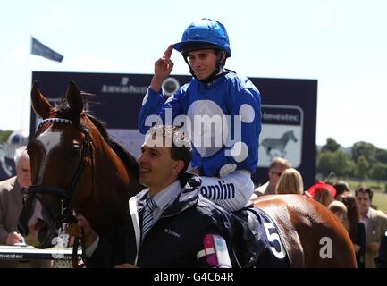 Jockey Ryan Moore nach dem Gewinn der Investec Mile on Dance and Dance am Ladies Day während des Investec Derby Festivals. Stockfoto