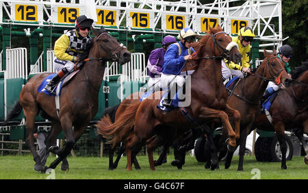 Die Hertford Street, die von Fergus Sweeney (Mitte) gesägt wird, ist die erste, die im Castlepoint Shopping Park A3060 Bournemouth Maiden Stakes auf der Rennbahn Salisbury in Salisbury aus den Startständen ausbricht. Stockfoto