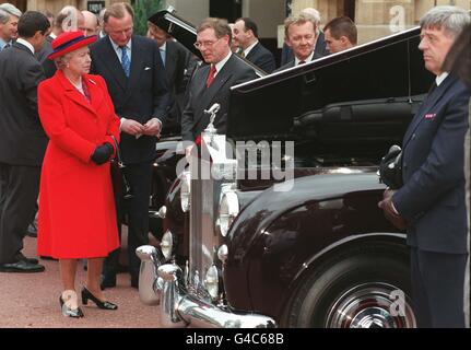 Die Queen blickt auf einen speziell umgebauten Rolls-Royce Phantom V aus dem Jahr 1960, als heute (Donnerstag) die neue umweltfreundliche Liquid-Propan Gas-betriebene Royal Car-Flotte lanciert wurde. WPA Rota Foto von John Stillwell/PA Stockfoto